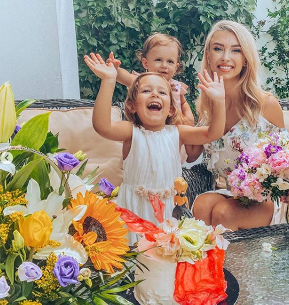Un an cât zece! Andreea Bălan a trecut prin cele mai grele momente, însă astăzi zâmbește din nou! Cele două fetițe au surprins-o de ziua sa de naștere. ”De câte ori am luat-o de la capăt”