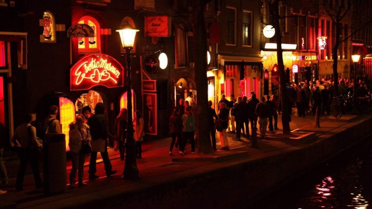 Noile măsuri impuse în „Cartierul Roșu” din Amsterdam! Prostituatele vor purta mănuși și mască de protecție în timpul serviciului