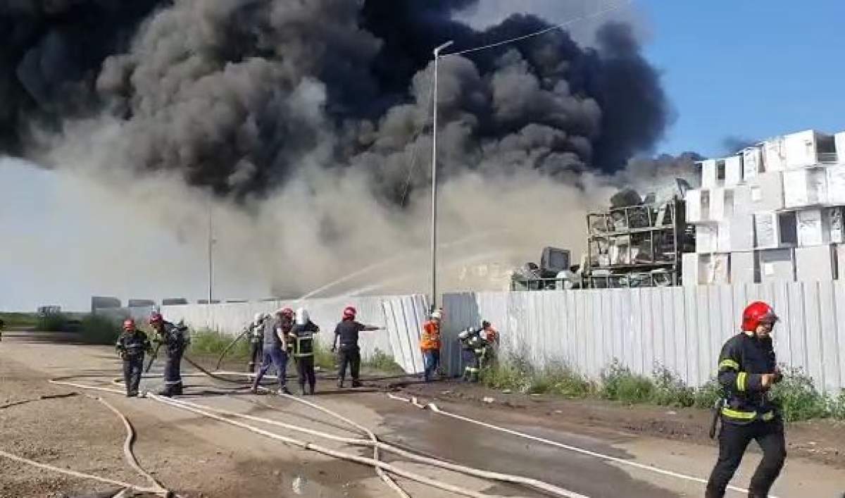 Incendiu devastator în Buzău, la un depozit de frigidere. A fost activat sistemul RO ALERT / VIDEO