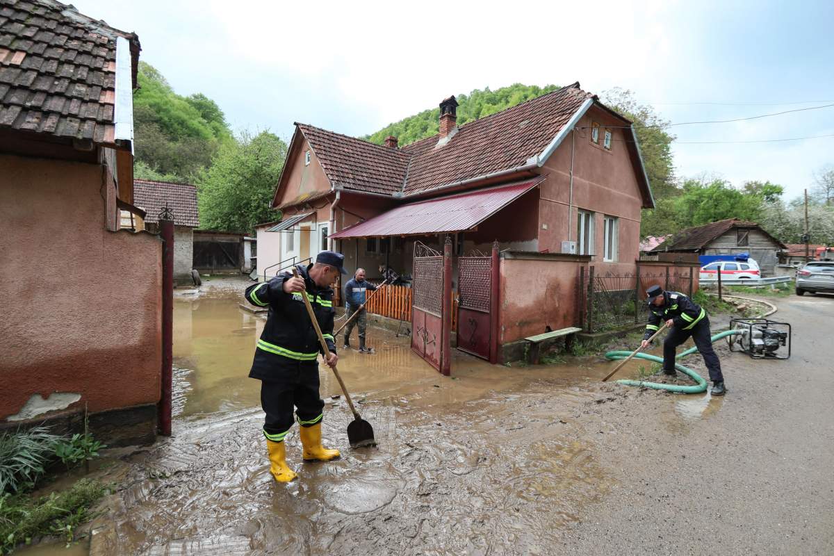 O femeie din Hunedoara a murit înecată într-o baltă formată din cauza ploilor