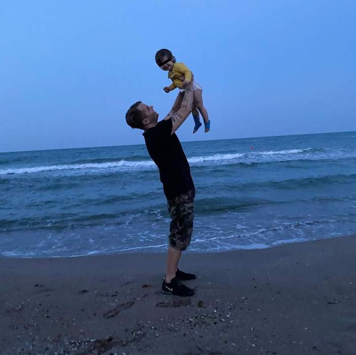 Codin Maticiuc, vacanță la malul mării alături de fiica sa. Vedeta a dat uitării nopțile petrecute în cluburile de fițe / FOTO