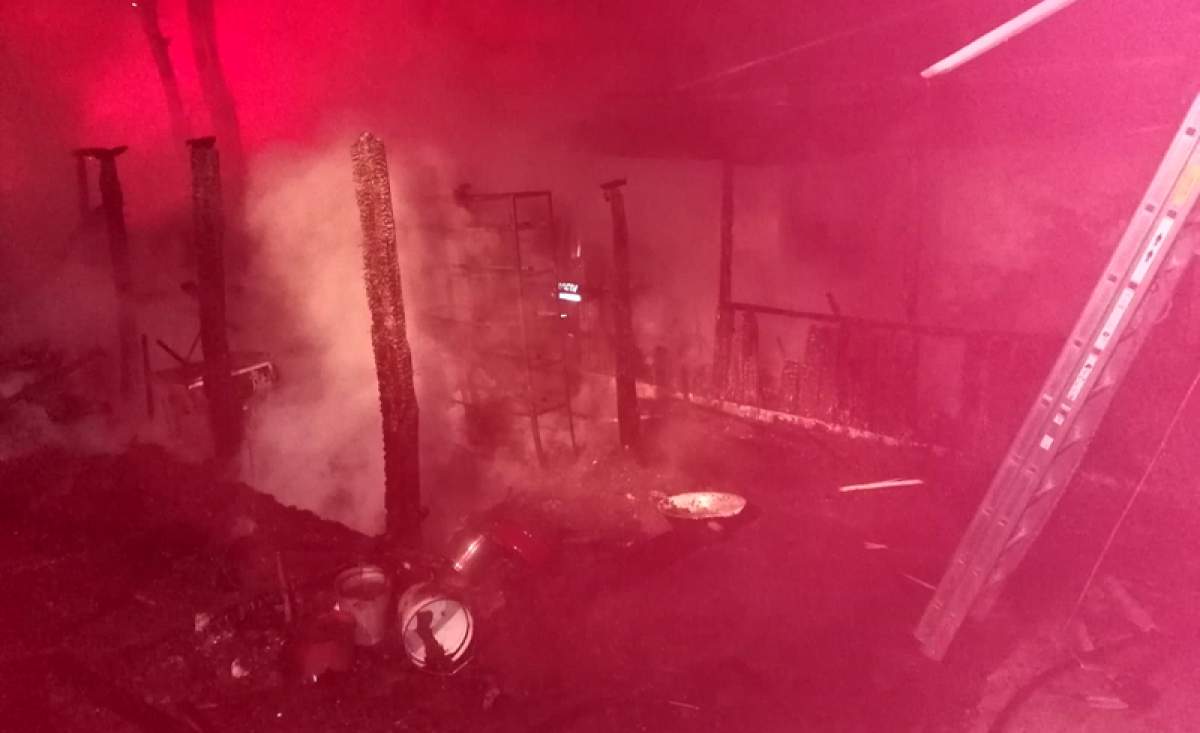 Incendiu de proporții în Botoșani. Un bătrân a murit, iar soția acestuia a ajuns în stare gravă la spital, după ce locuința li s-a făcut scrum