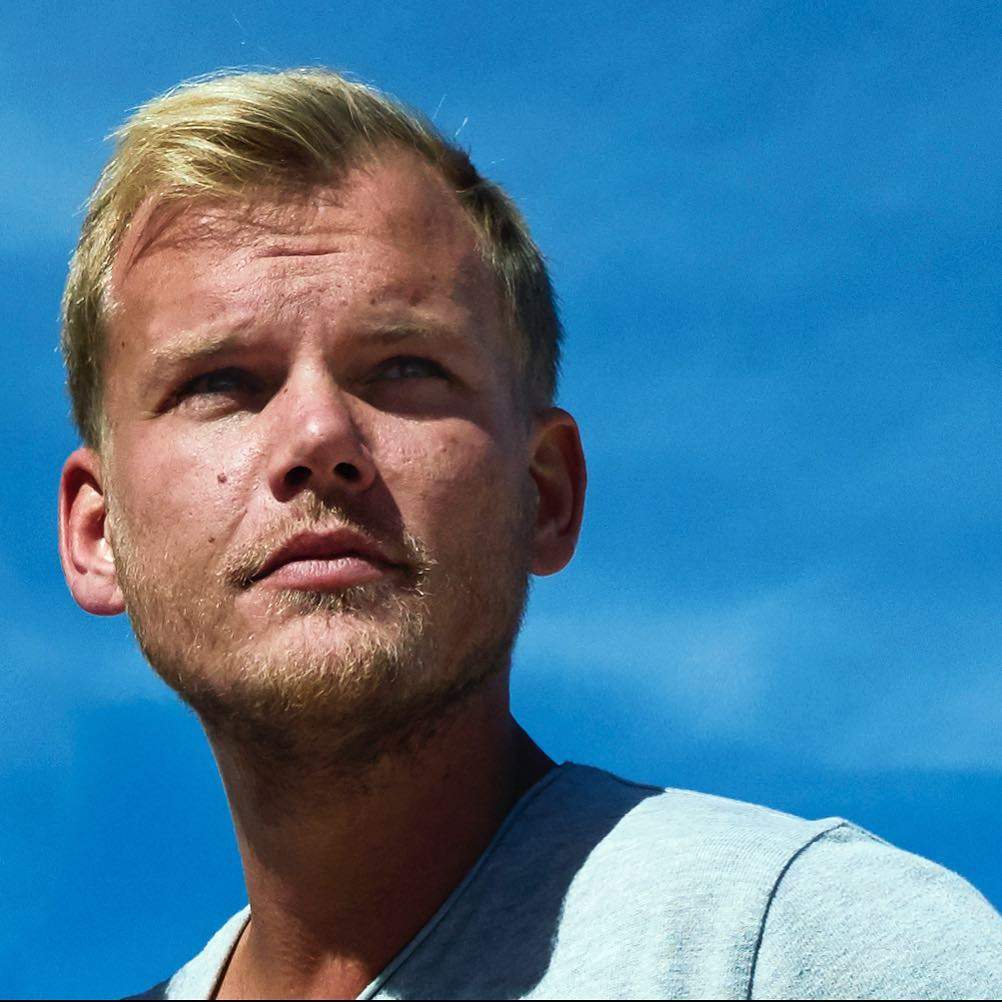 Adevărul despre moartea lui Avicii! Anonymous face dezvăluiri șocante! Hackerii susțin că celebrul DJ nu s-a sinucis, ci a fost omorât 