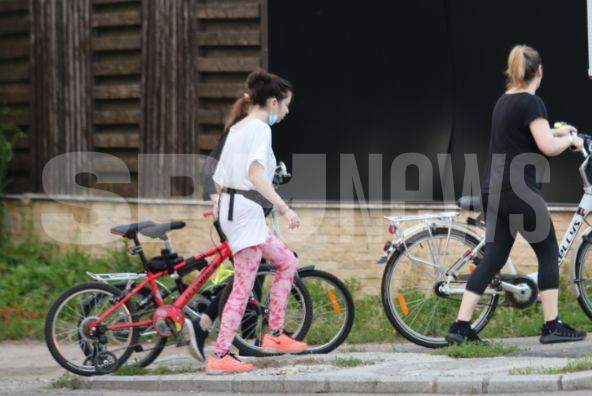 Loredana Groza și fiica sa pedalează din greu pentru o siluetă de vis. Artista i-a oferit copilei o lecție pe două roți. Imagini rare cu cele două / VIDEO PAPARAZZI