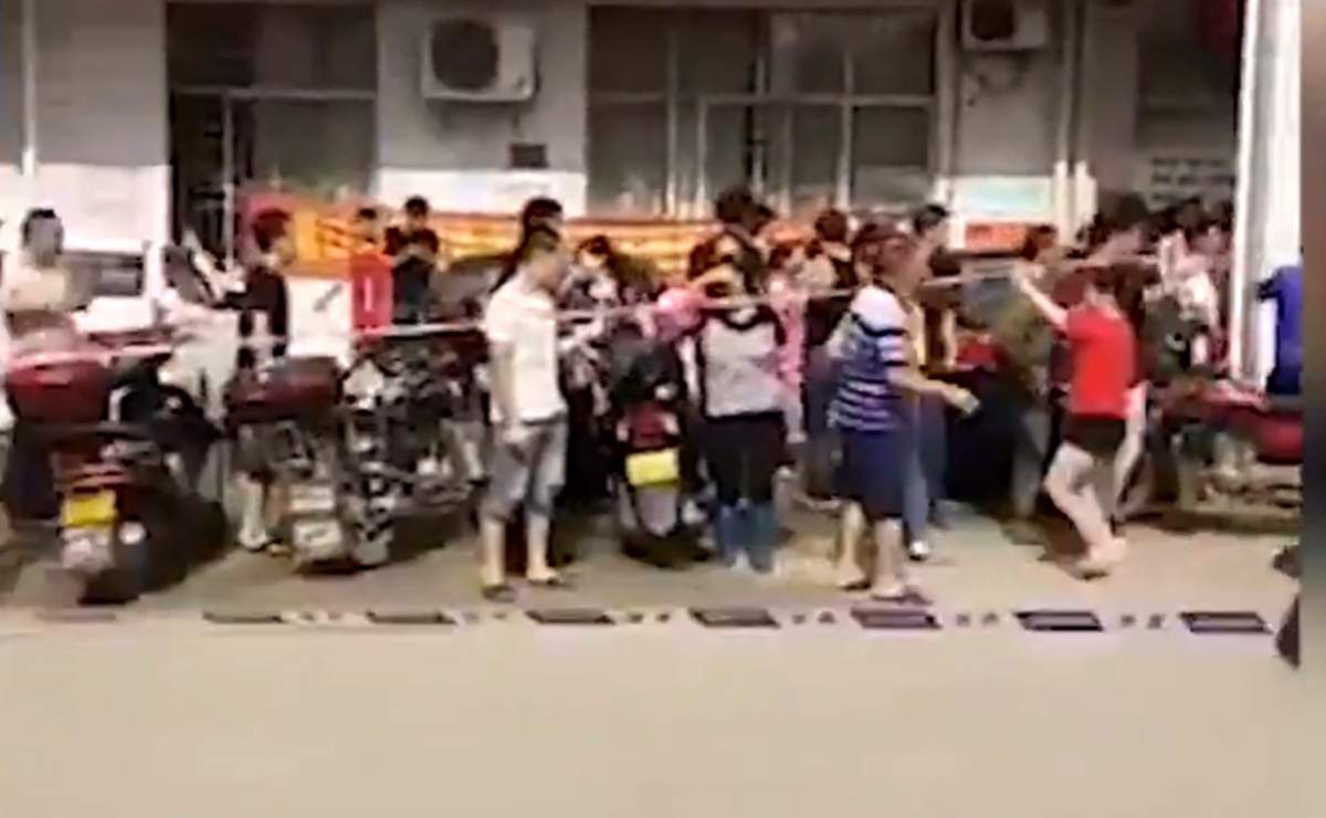VIDEO / Clipe de coșmar într-o școală din China! Un individ periculos a intrat cu cuțitul și a lovit peste 40 de persoane