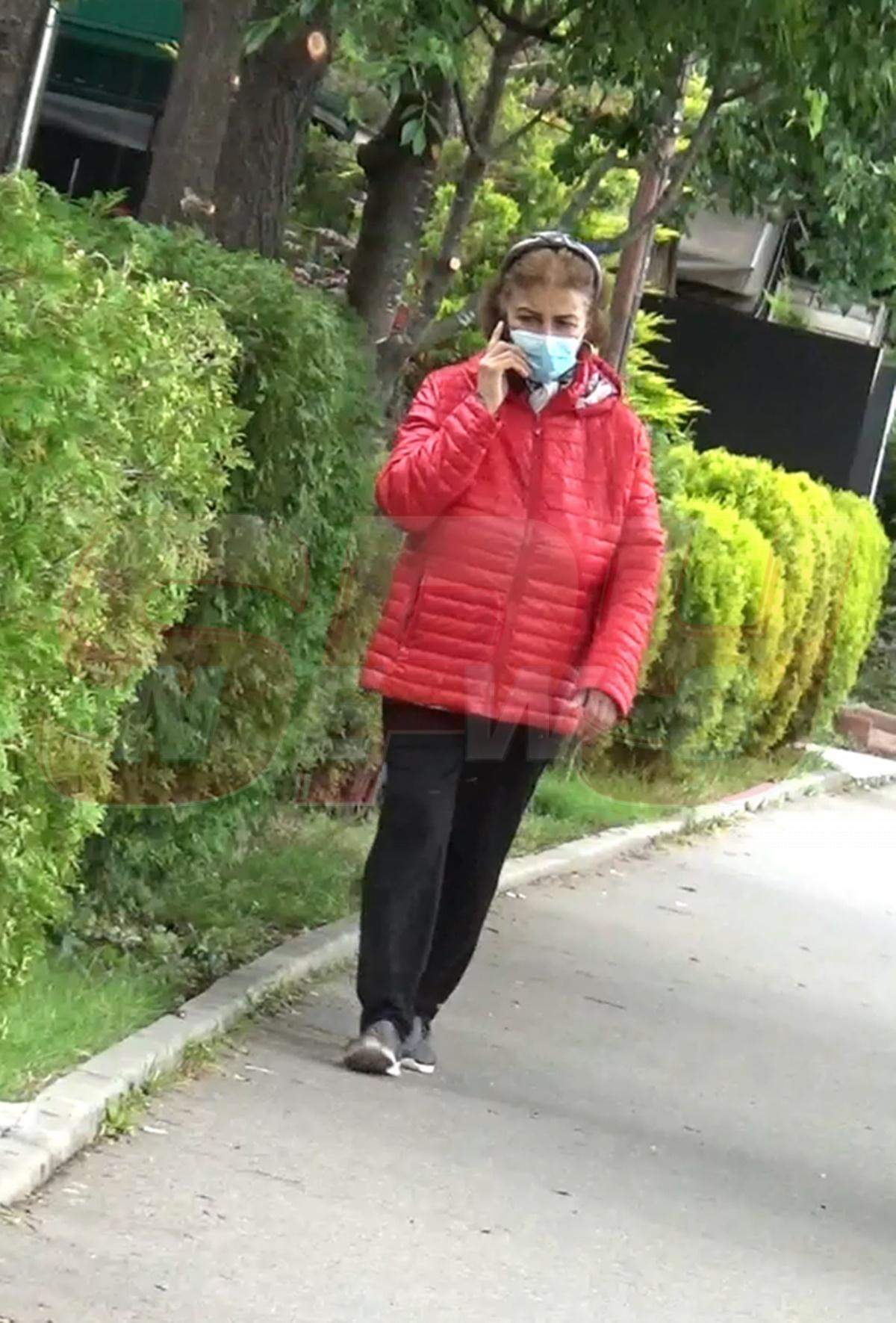 VIDEO PAPARAZZI / Stil de viață sănătos, dar masca nu mai dau jos! Irina Loghin se protejează, chiar și când nu e necesar!