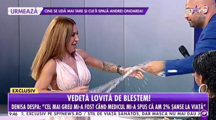 Upsi! Denisa Despa, fără haine în direct! Udă din cap până în picioare, sânii dansatoarei au ieșit imediat la.. înaintare: ”Nu am nimic pe mine” 