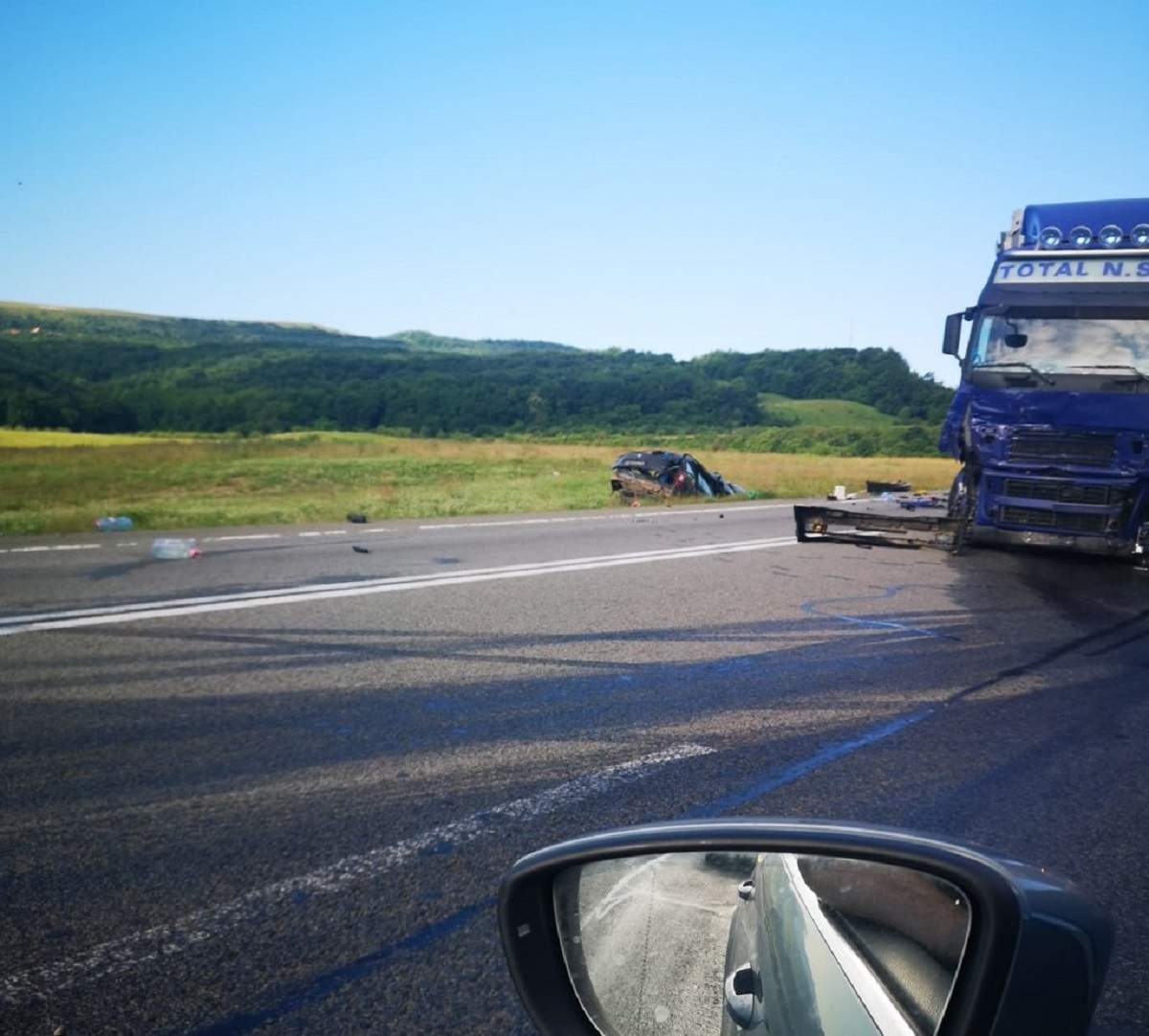 Trei morți în Cluj, după ce o mașină și un TIR s-au ciocnit violent! Autoturismul a fost aruncat pe câmp! / FOTO
