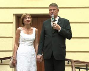 Ce salariu are soția lui Klaus Iohannis. Carmen este profesoară de limba engleză în Sibiu!