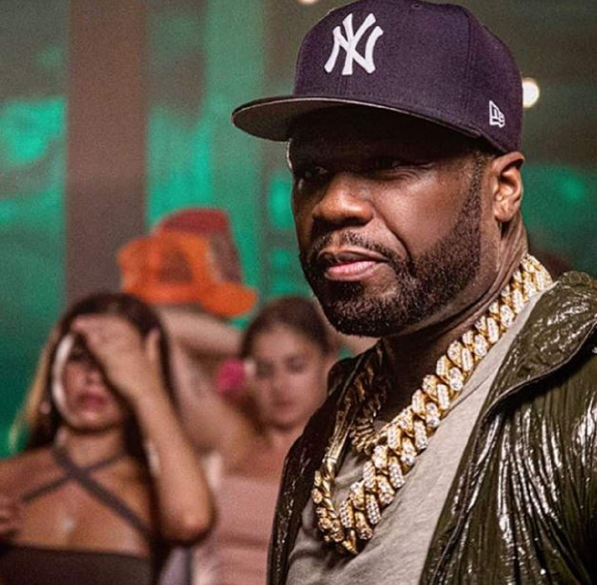 50 CENT a aruncat cu un scaun într-un trecător! Rapperul a făcut o criză de nervi în plină stradă! /FOTO