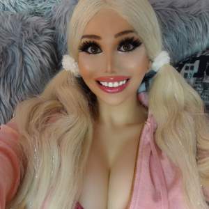 Câți bani a cheltuit ”Barbie” de Ungaria pe operațiile estetice: ”Sunt fierbinte şi fantezia oricărui bărbat” / FOTO 