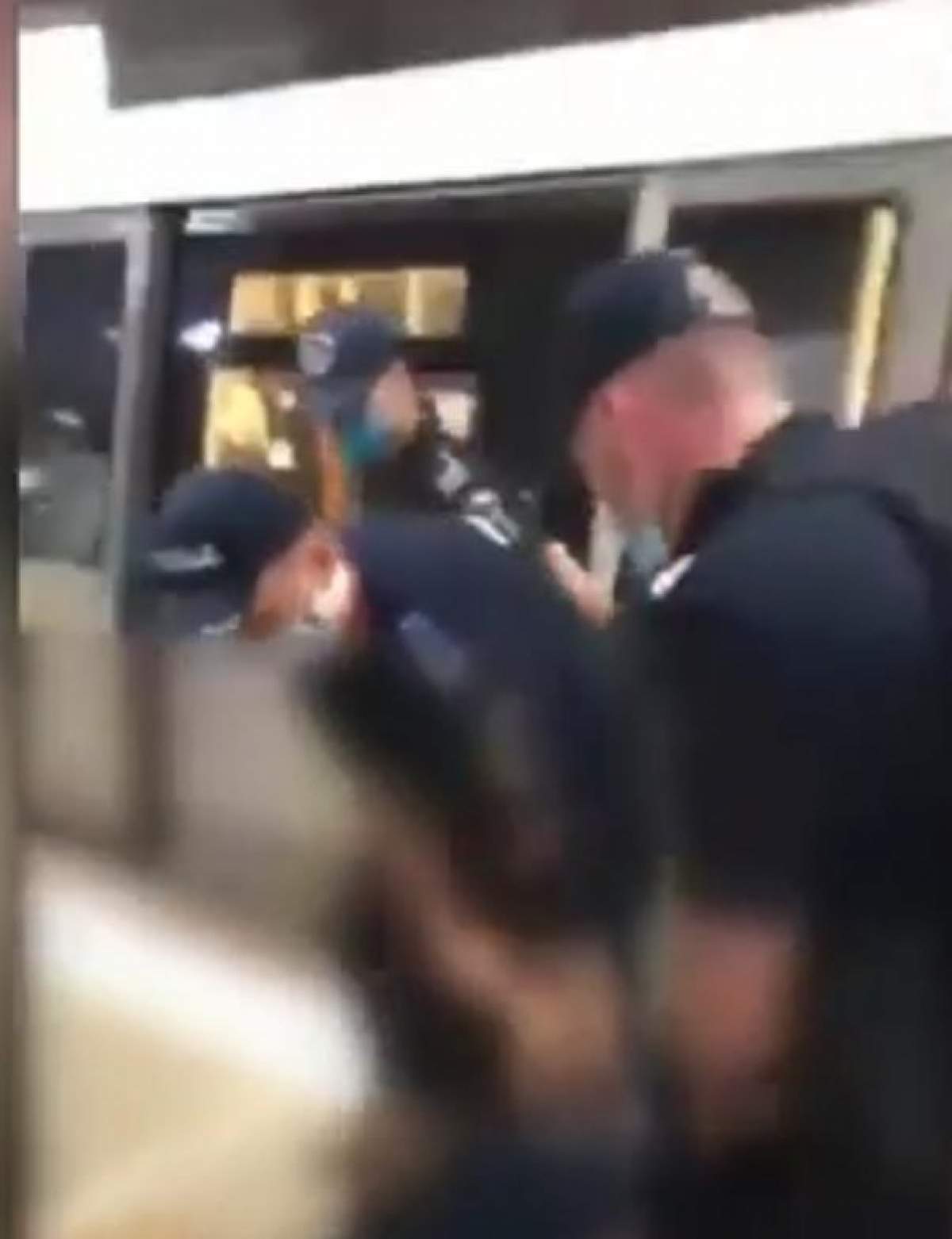 Jandarmii acționează în forță la metrou: Tânăr încătușat pentru că nu purta masca pe nas