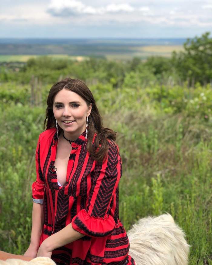 Vulpița s-a reunit cu fetița, la Blăgești! Imagini cu viața de la sat a Veronicăi, după ce a lăsat Capitala în spate