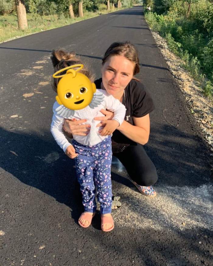 Vulpița s-a reunit cu fetița, la Blăgești! Imagini cu viața de la sat a Veronicăi, după ce a lăsat Capitala în spate
