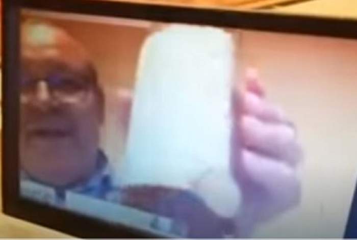Senatorul  Daniel Fenechiu, surprins cu coniacul și pisica în brațe, în pauza de la dezbaterea Legii Carantinei  / VIDEO