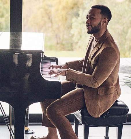 John Legend, primele declarații după ce a apărut gol pe internet. "Da, am o lungă istorie de infidelităţi"