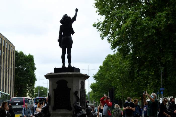 Statuia unui negustor de negri, dată jos și înlocuită cu cea a unei protestatare Black Lives Matter