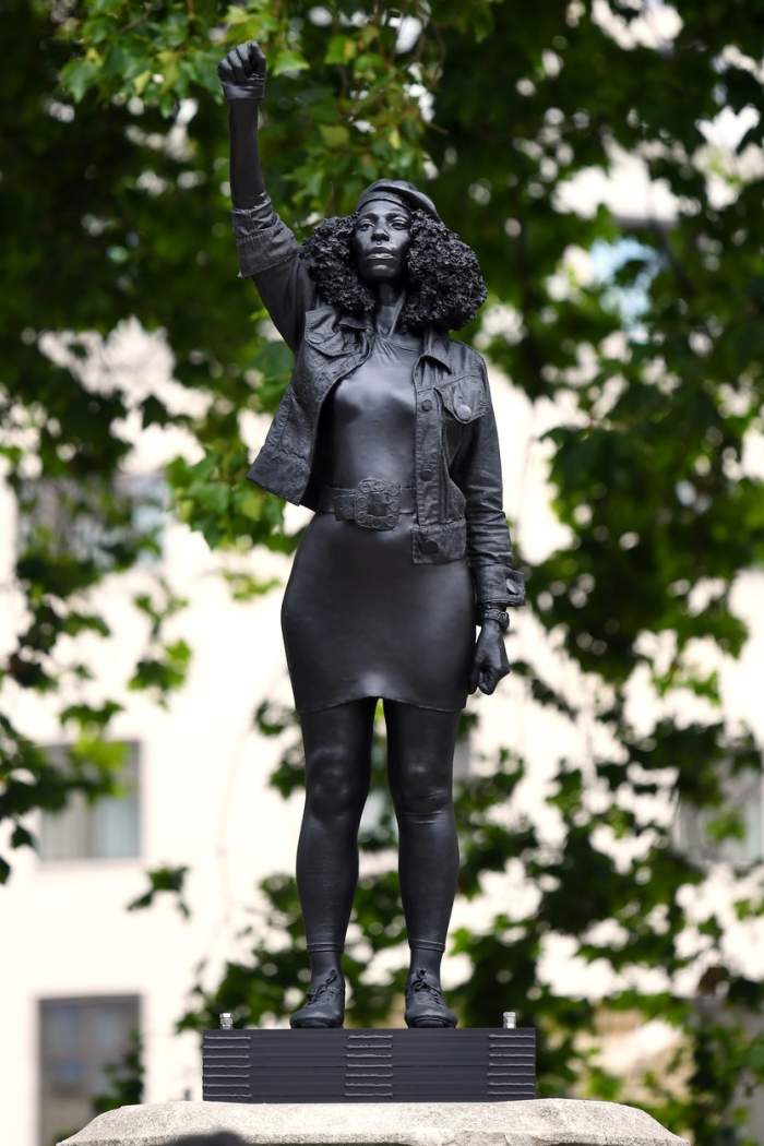 Statuia unui negustor de negri, dată jos și înlocuită cu cea a unei protestatare Black Lives Matter