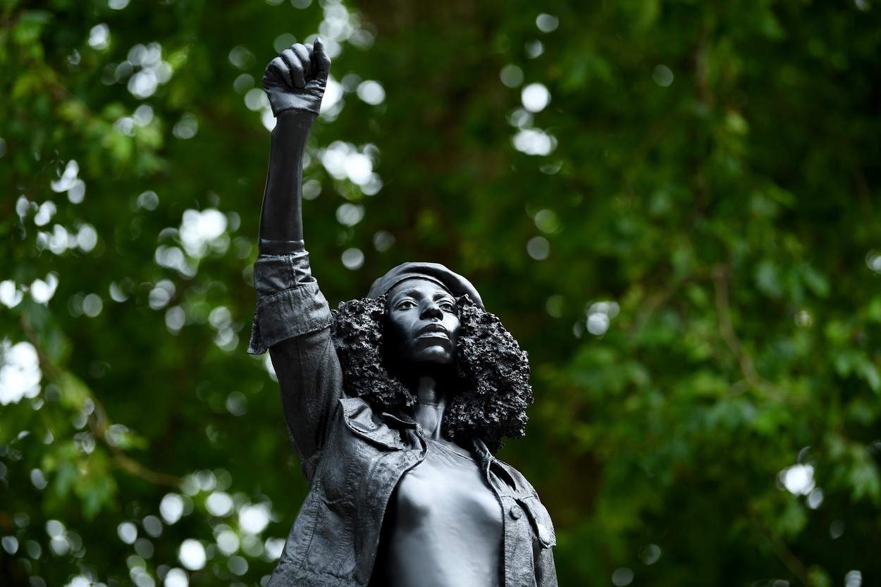 Statuia unui negustor de negri, dată jos și înlocuită cu cea a unei protestatare Black Lives Matter
