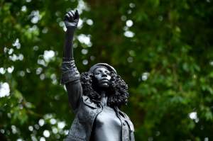 Statuia unui negustor de negri, dată jos și înlocuită cu cea a unei protestatare Black Lives Matter. Totul s-a întâmplat fără avizul primăriei / FOTO