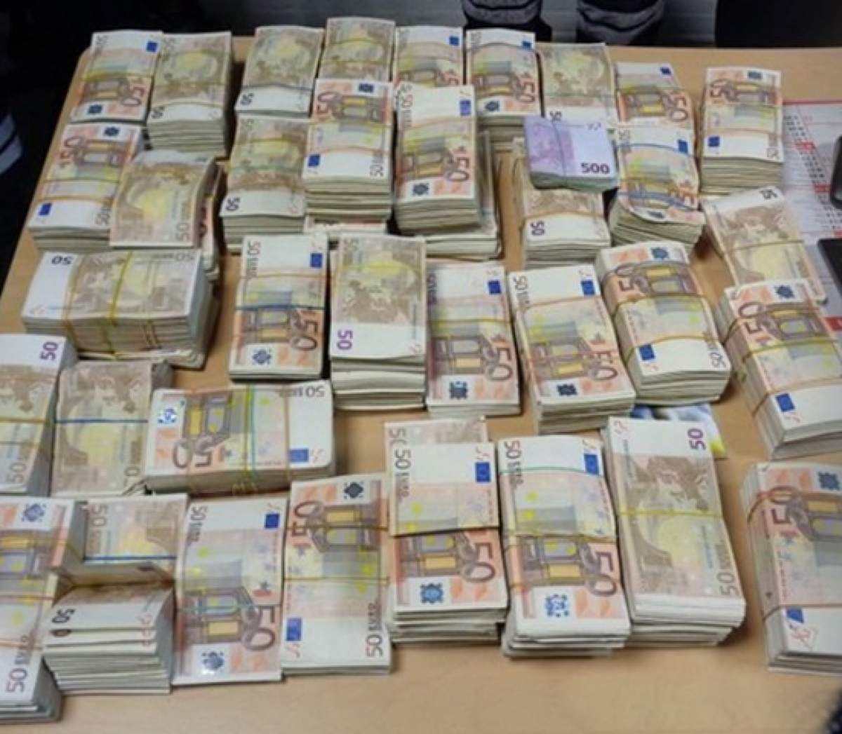 A furat 90.000 de euro din casa iubitului și s-a făcut nevăzută. Unde au ajuns banii