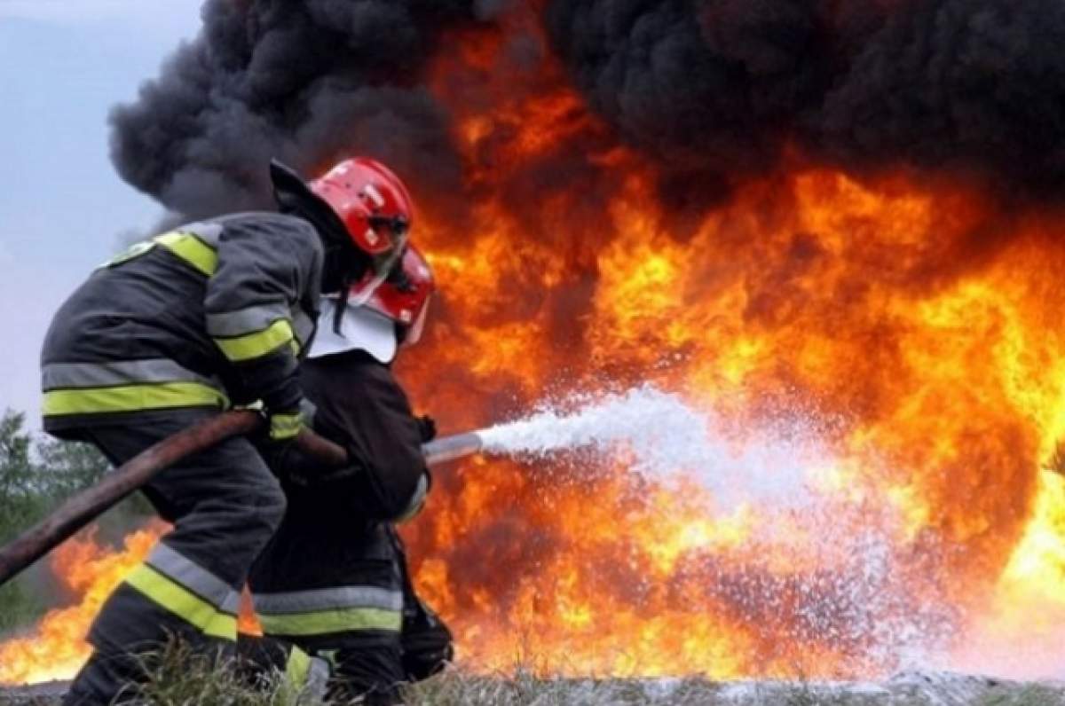 Incendiu puternic în Capitală, la o fabrică de ulei! Flăcările s-au extins la mai multe mașini!