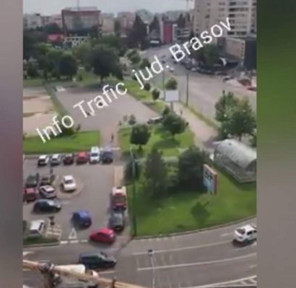 Un autoturism a circulat sute de metri pe contrasens! Imagini șocante cu șoferul român, pe cel mai aglomerat bulevard din Brașov / FOTO