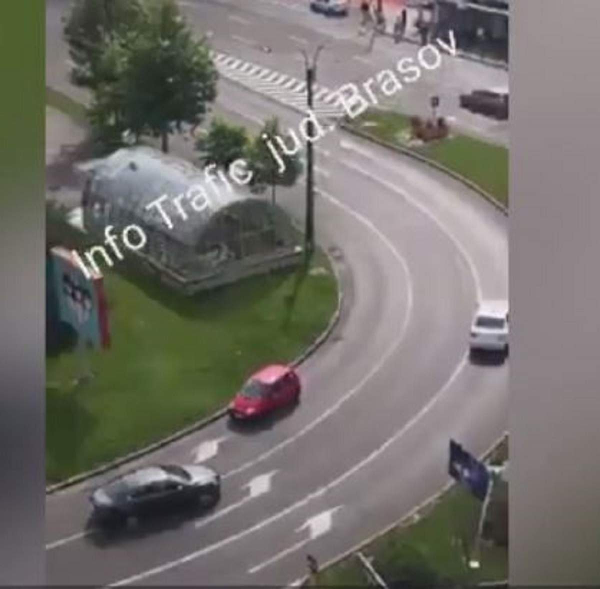 Un autoturism a circulat sute de metri pe contrasens! Imagini șocante cu șoferul român, pe cel mai aglomerat bulevard din Brașov / FOTO