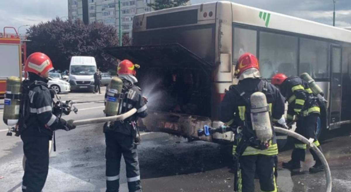 Momente de panică în Brașov! Un autobuz plin de călători a luat foc în fața gării