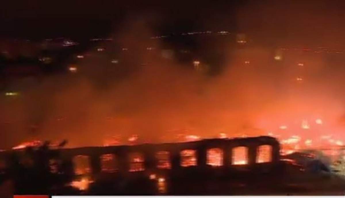 Incendiu violent în Piața Mare din Oradea! Peste 50 de pompieri au intervenit să stingă focul / FOTO