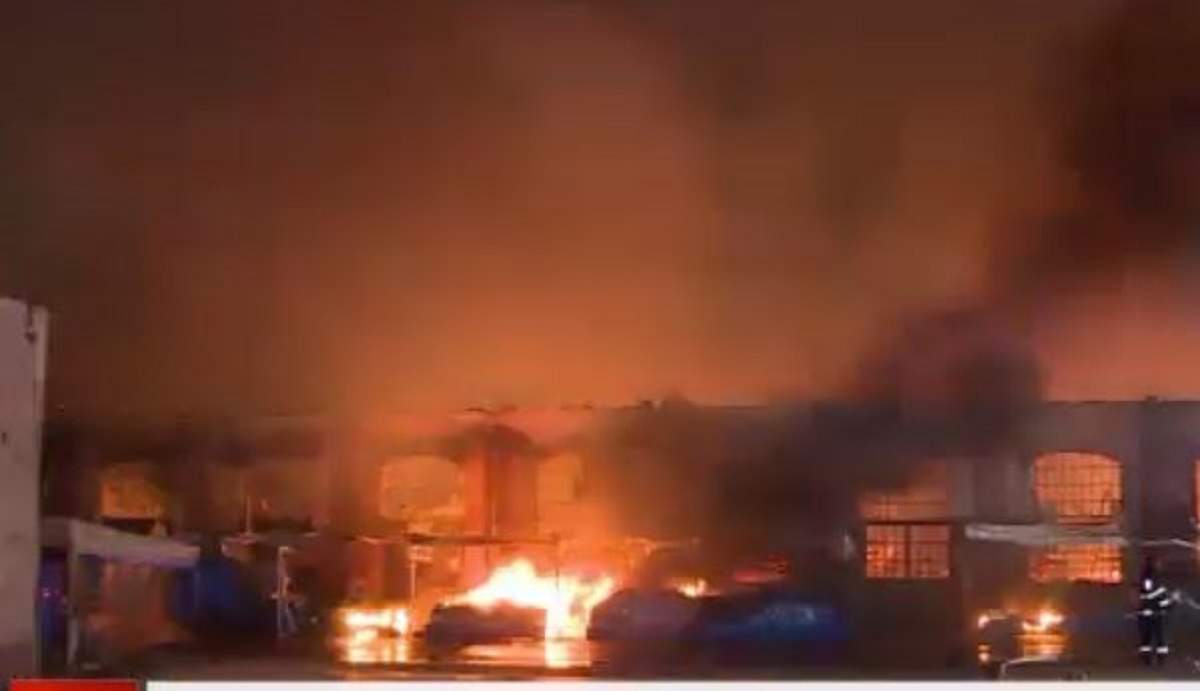 Incendiu violent în Piața Mare din Oradea! Peste 50 de pompieri au intervenit să stingă focul / FOTO