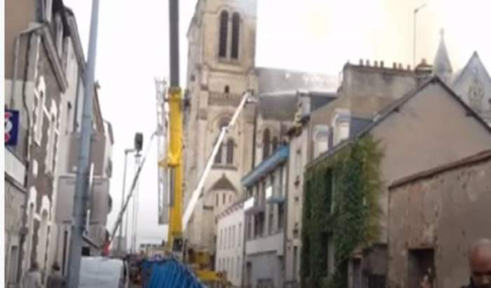 Incendiu teribil la Catedrala din Nantes! 60 de popmpieri încearcă să stingă flăcările / FOTO