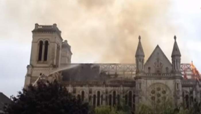 Incendiu teribil la Catedrala din Nantes! 60 de popmpieri încearcă să stingă flăcările / FOTO