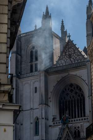 Incendiul de la catedrala din Nantes ar fi fost pus intenționat. Vitraliile și marea orgă au fost distruse / FOTO