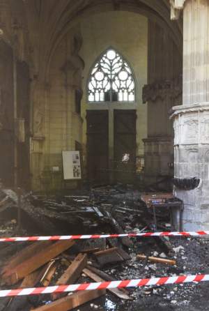 Incendiul de la catedrala din Nantes ar fi fost pus intenționat. Vitraliile și marea orgă au fost distruse / FOTO