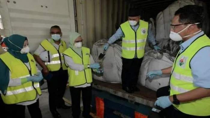Peste 100 de containere cu deșeuri toxice, provenite din România, descoperite în Malaezia