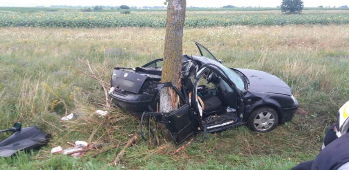 Accident grav în Suceava. O femeie a murit, iar un bărbat se află în spital după ce mașina în care erau s-a izbit de un copac!