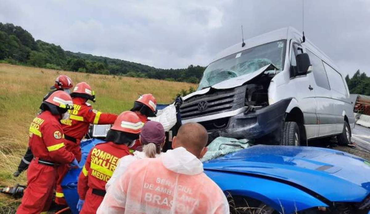 Accident grav în apropiere de Brașov! Șoferul unui decapotabile de lux, strivit și ucis pe loc de un microbuz plin cu pasageri!