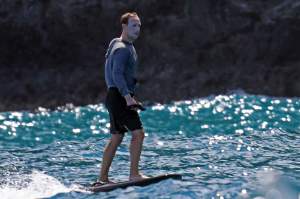 Imaginile momentului cu Mark Zuckerberg! Șeful Facebook, la surfing cu o tonă de cremă de soare pe față / FOTO