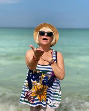 Mirabela Dauer, apariție uluitoare pe plajă. Fără inhibiții, așa s-a afișat vedeta în vârstă de 72 de ani / FOTO