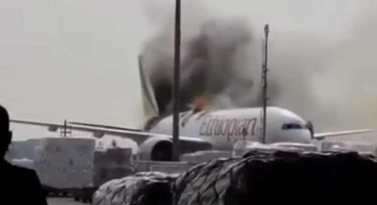 Un avion a luat foc pe aeroportul din Shanghai! Imagini incredibile cu aeronava topită de flăcări / VIDEO