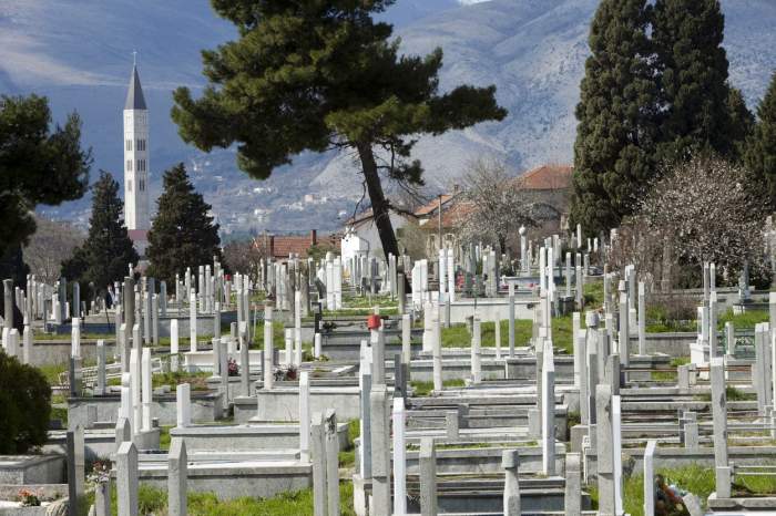 Un bărbat a fost găsit plimbându-se în cimitir, la 4 luni de la propria înmormântare