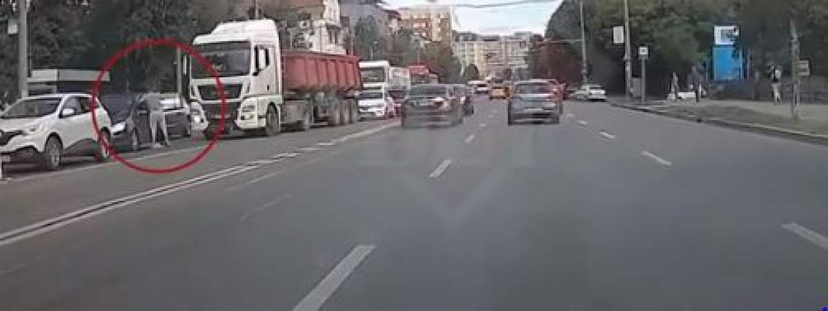 Șofer de TIR, filmat în timp ce lovea o familie întreagă. Camionagiul, supărat că bărbat l-a depășit în trafic / VIDEO