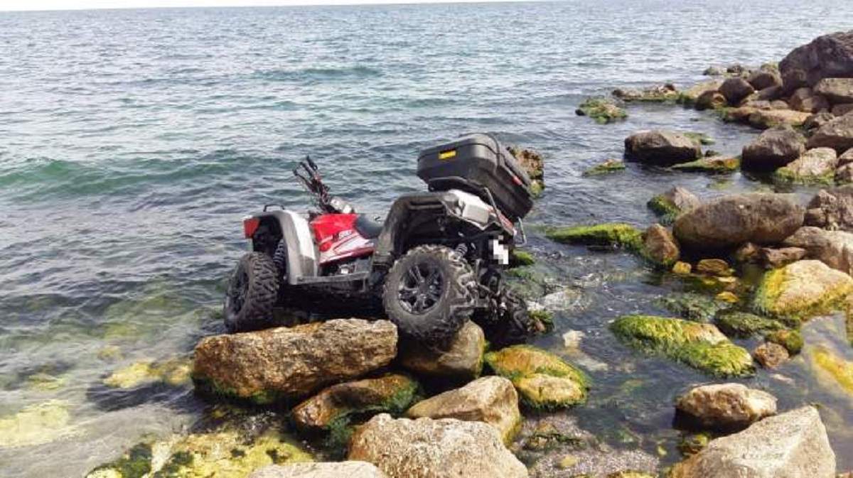 Accident șocant la malul mării! Două tinere de 19 ani au căzut cu ATV-ul în apă, la Constanța! / FOTO