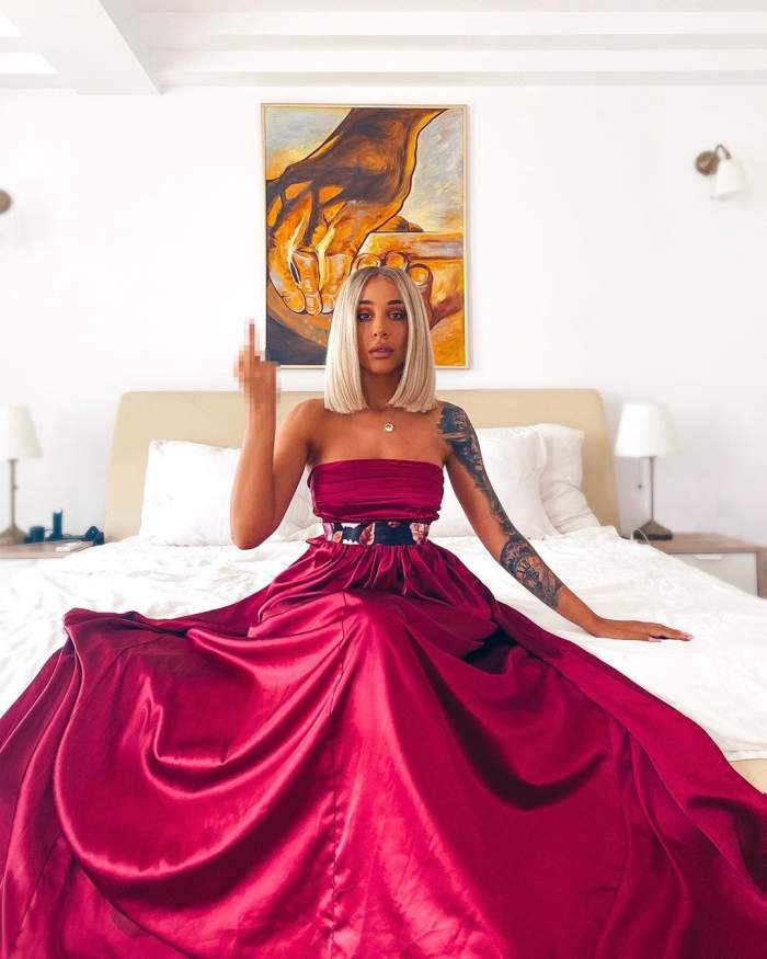 Ștefania, nu ești deloc cuminte! Iubita lui Speak s-a fotografiat în timp ce arăta un semn obscen: ”Am luat-o razna” / FOTO