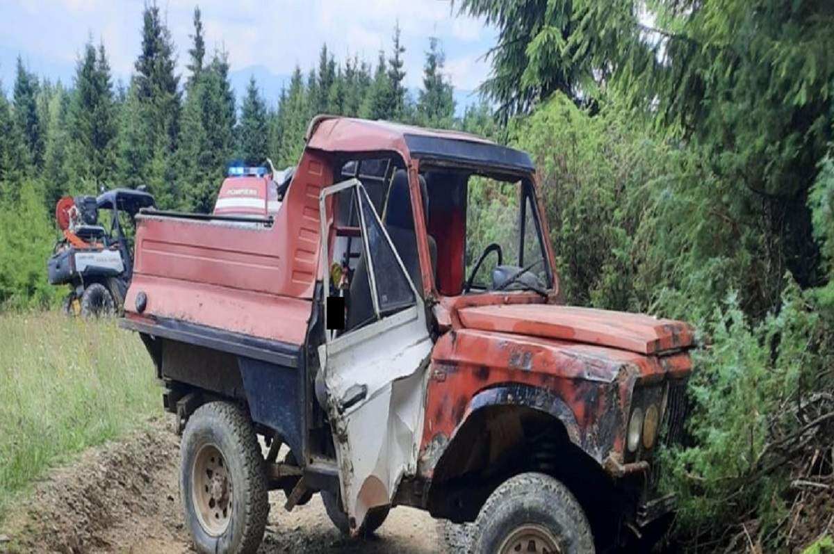 Descoperire macabră aproape de Toplița! Un bărbat a fost găsit fără suflare într-o mașină răsturnată! / FOTO