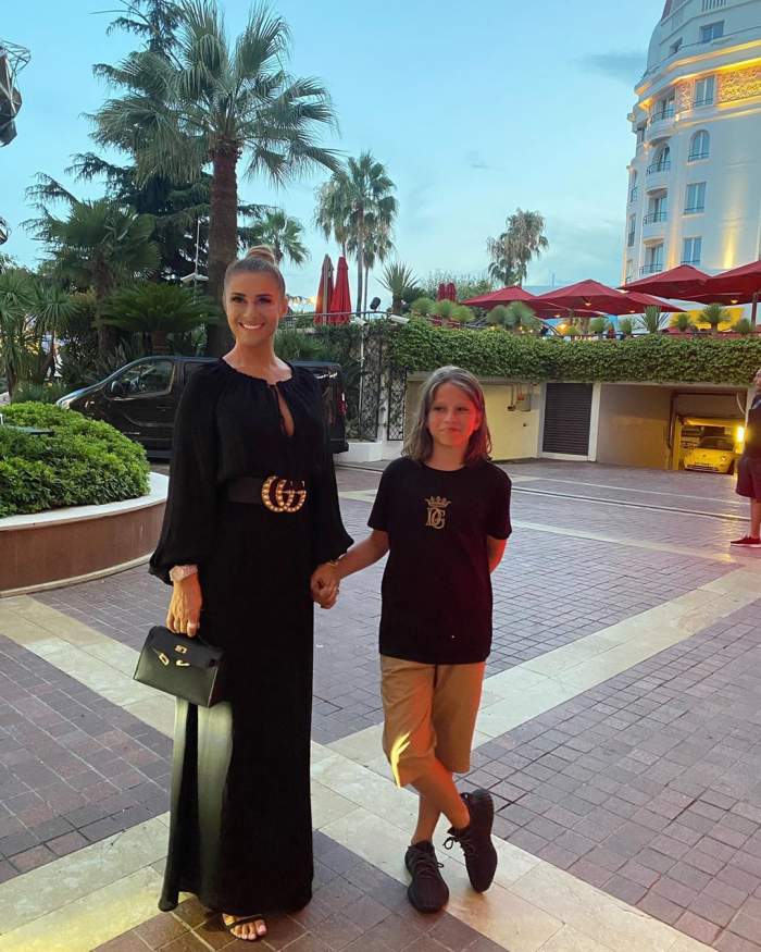 Anamaria Prodan și fiul său au făcut senzație în vacanță. Familia Reghecampf se răsfață în luxul și opulența din Franța / FOTO