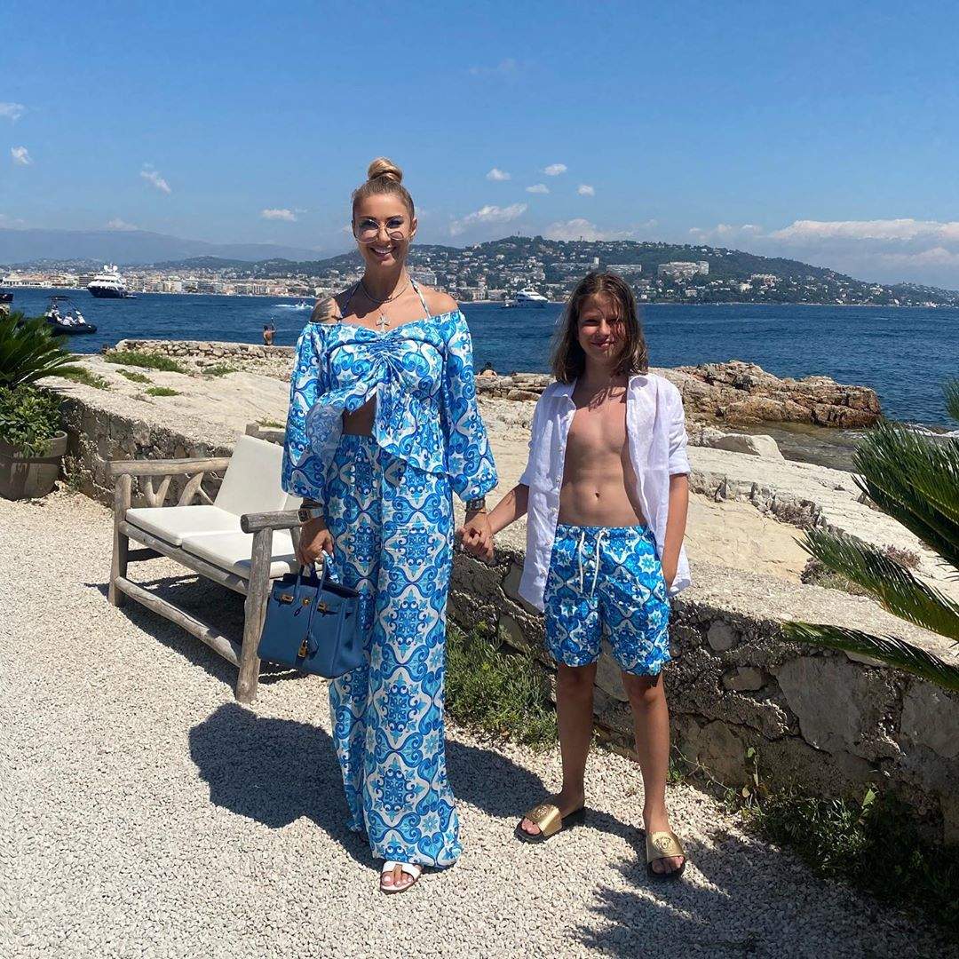 Anamaria Prodan și fiul său au făcut senzație în vacanță. Familia Reghecampf se răsfață în luxul și opulența din Franța / FOTO