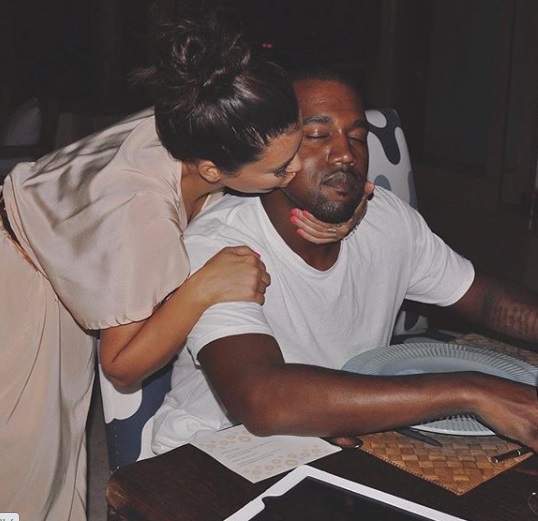 Kanye West, gest emoționant pentru Kim Kardashian. Artistul i-a cerut iertare în public: „Știu că ți-am facut rău”