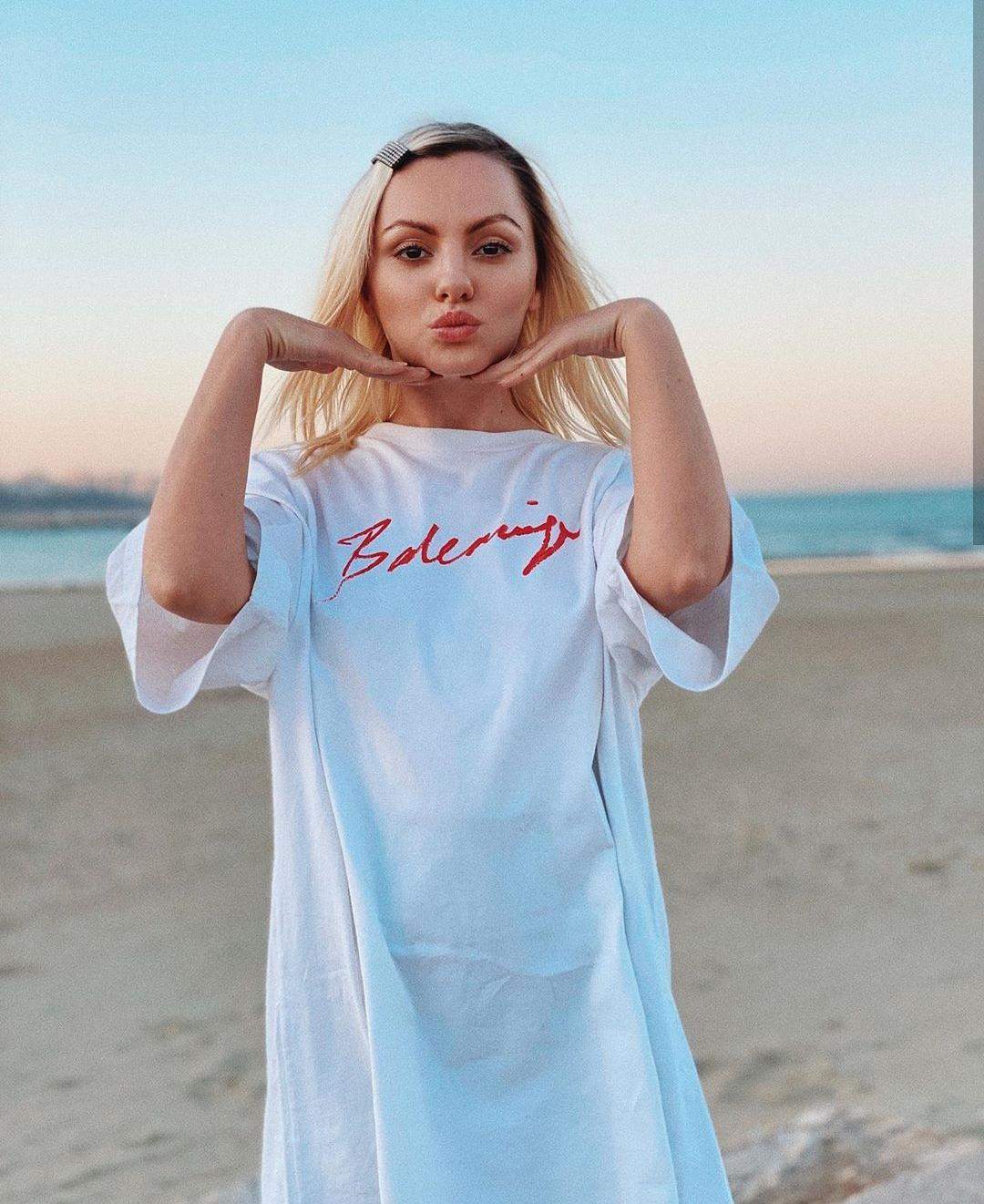 Alexandra Stan, liberă la mare, cu sânii la soare! Imagini de senzație cu blondina pe plajă/ FOTO